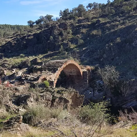 Puente romano en entorno rocoso