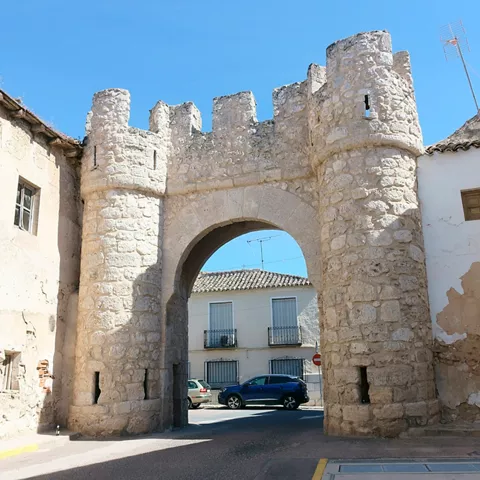 Arco defensivo de piedra integrado en el casco urbano