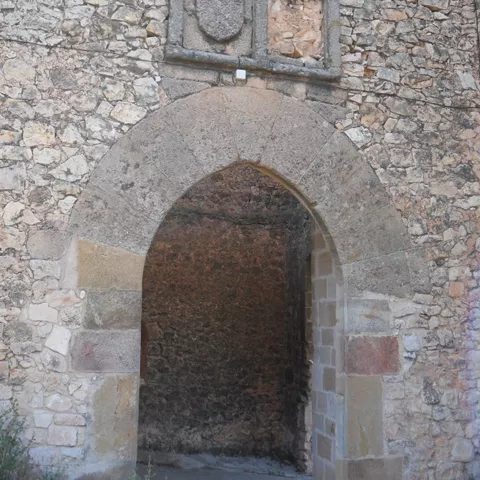 Acceso fortificado de villa amurallada.