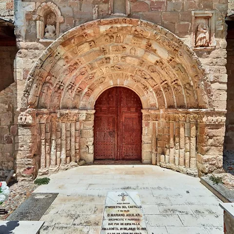 Portada románica con arquivoltas talladas.