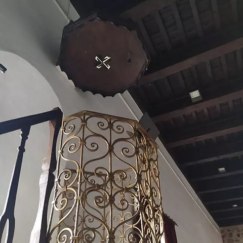 Púlpito decorado en refectorio histórico