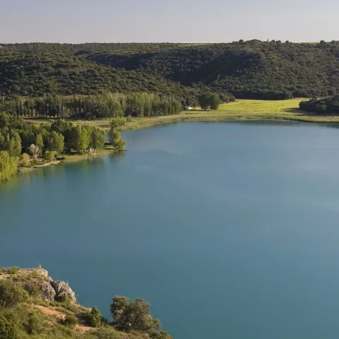 Embalse rodeado de monte mediterráneo