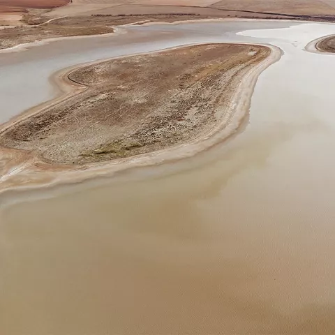 Vista aérea de laguna salina con islas naturales