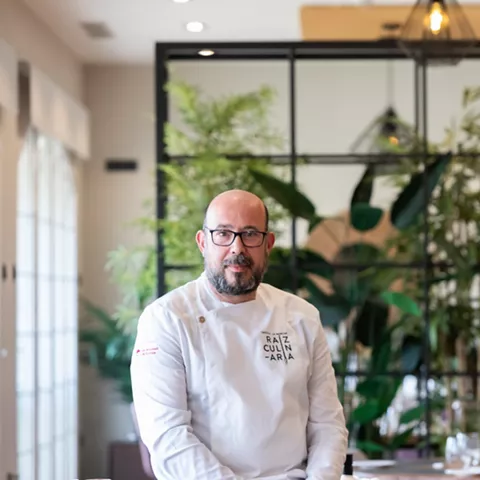 Chef posando en sala con plantas