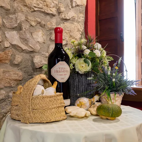 Mesa decorada con vino y productos tradicionales