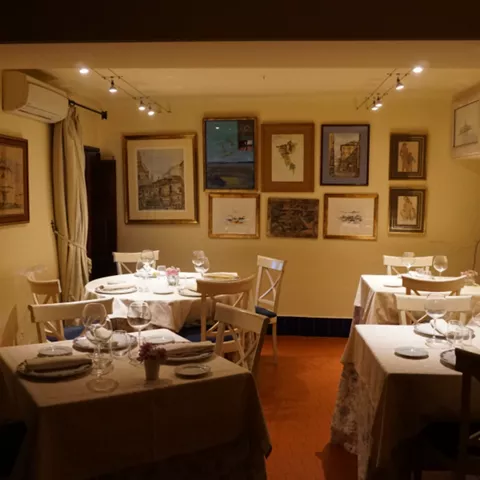 Comedor íntimo de restaurante decorado
