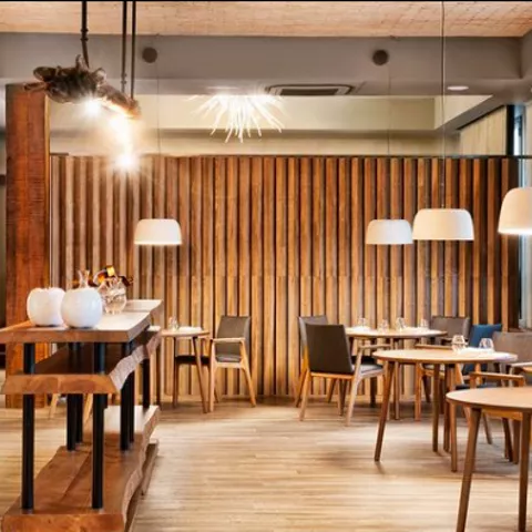 Sala moderna con madera y mesas de diseño