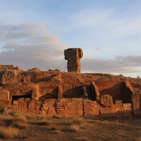 Restos excavados en roca con torre aislada