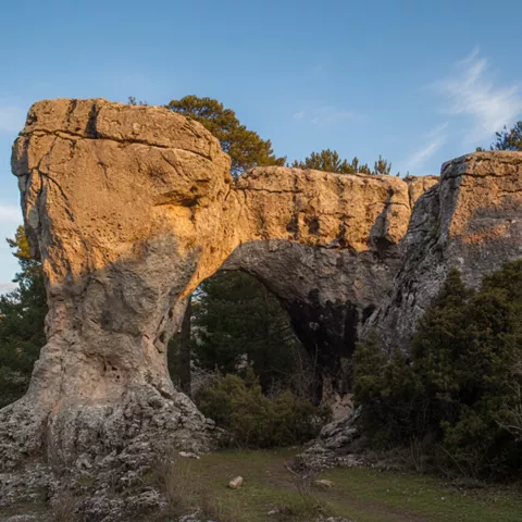 Puente natural de roca iluminado por el sol