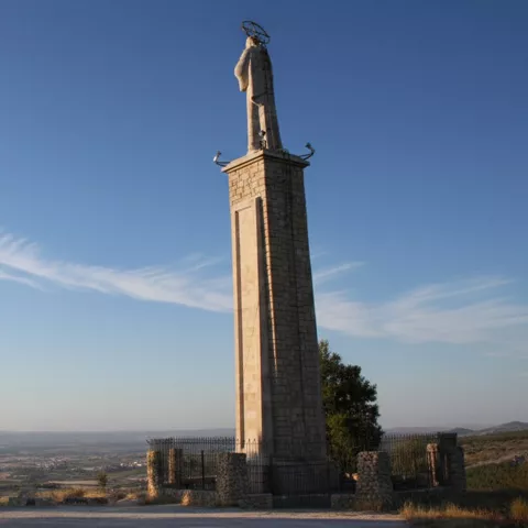 Monumento elevado con vistas amplias al horizonte.