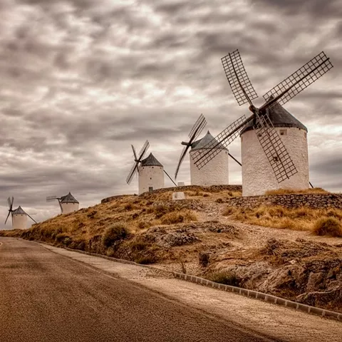 Carretera hacia los molinos de viento