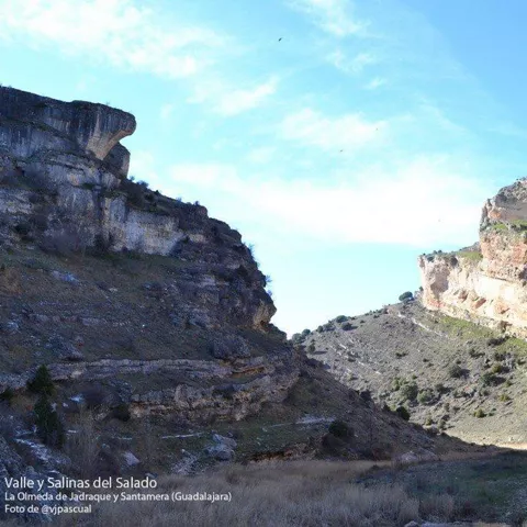 Desfiladero rocoso con sendero rural.