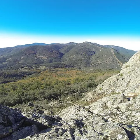 Panorámica de valle boscoso desde zona rocosa