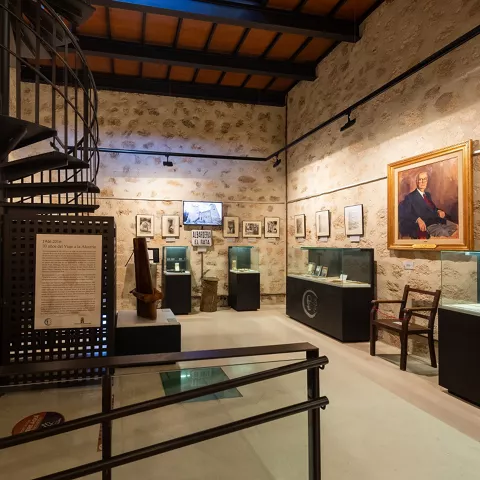 Interior de museo con escalera de caracol.