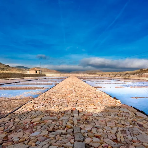 Camino de piedra entre estanques salinos
