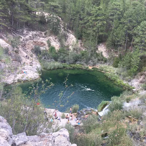 Poza natural en río de montaña