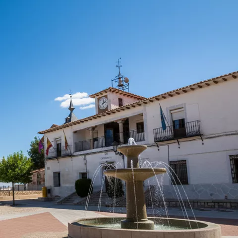 Plaza con fuente frente a edificio consistorial