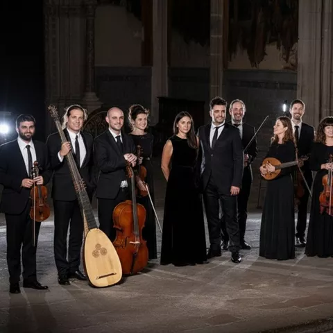 Grupo de músicos con instrumentos históricos en templo