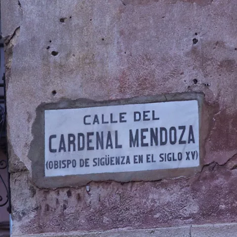 Placa cerámica en muro de piedra envejecida.