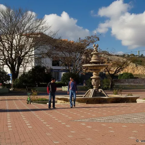 Fuente ornamental en la plaza de Socovos con la iglesia y casas tradicionales al fondo.
