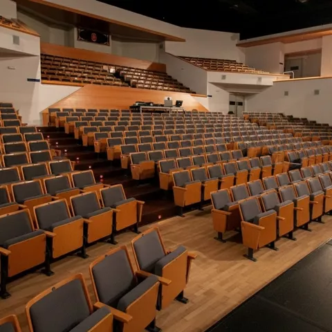 Interior de teatro con escenario y balconada
