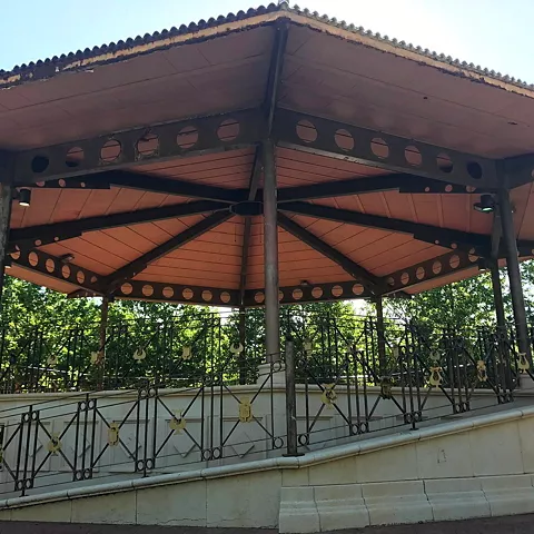 Templete octogonal de hierro en parque arbolado