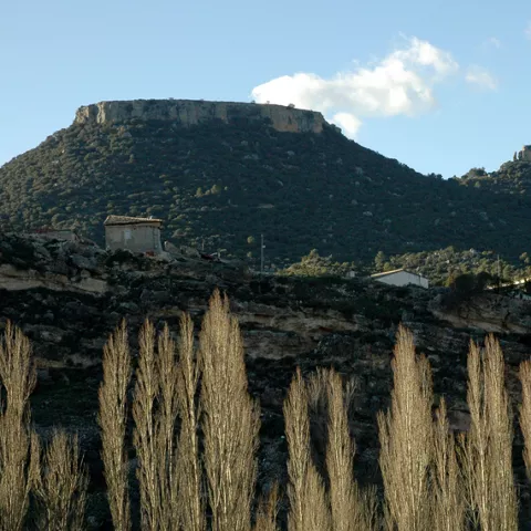 Montañas de cima plana sobre valle natural.