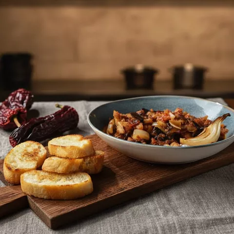 Tapa casera con pan tostado y verduras
