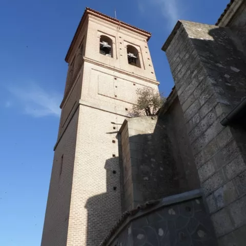 Señalización vial con paisaje rural y construcciones al fondo