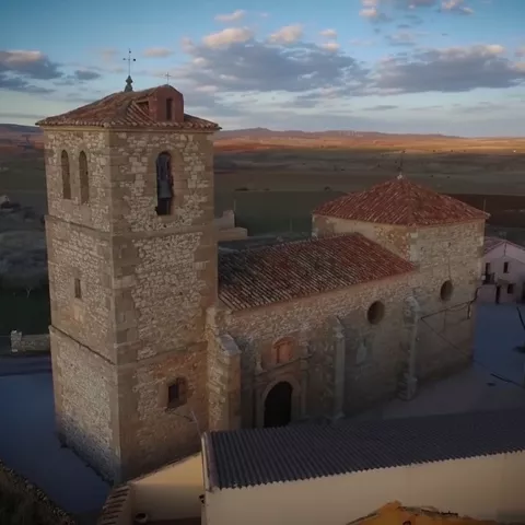Vista aérea de la iglesia con el paisaje rural al fondo