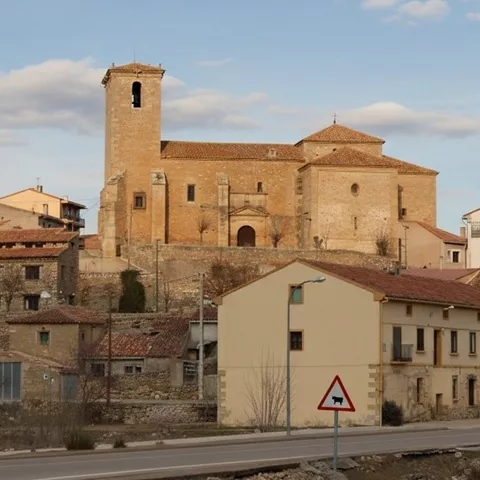 Panorámica urbana con iglesia al fondo