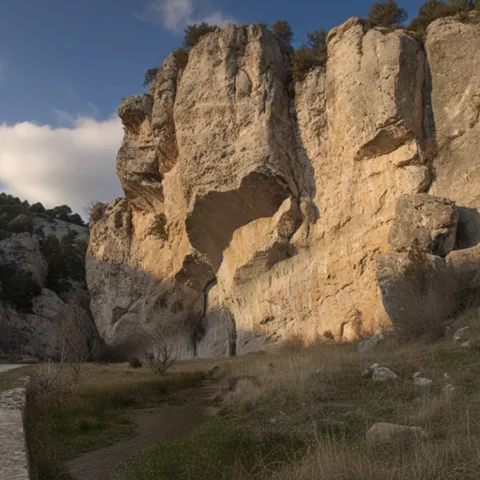 Paredes de roca caliza junto a sendero natural