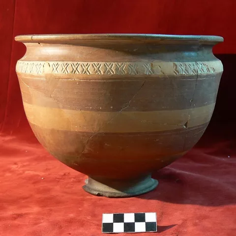 Recipiente cerámico antiguo de gran tamaño y decoración incisa.