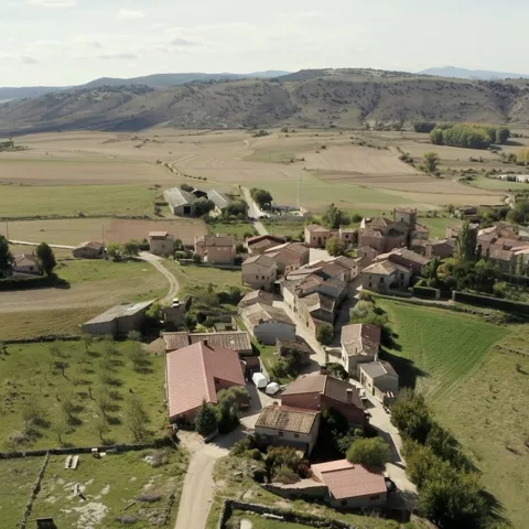Vista aérea del núcleo urbano y entorno agrícola