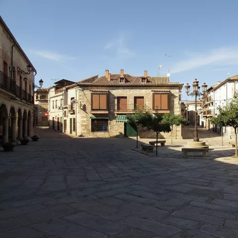 Amplia plaza de pueblo con suelo de grandes losas de piedra