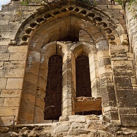 Ventana románica en muro de piedra