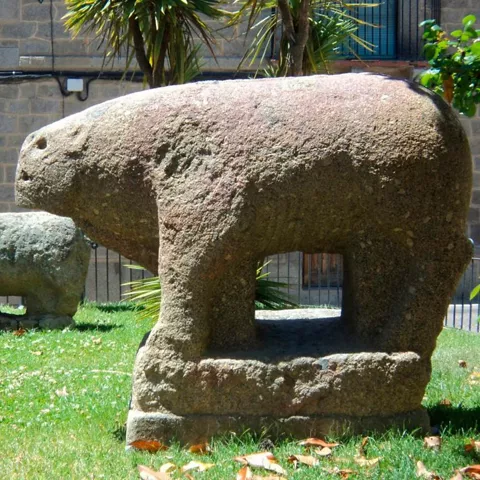 Esculturas zoomorfas de piedra en zona ajardinada