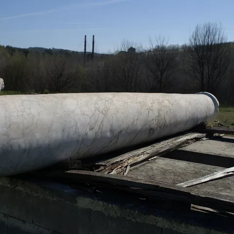 Columna de piedra antigua colocada en posición horizontal
