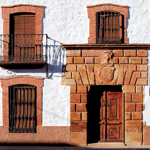 Fachada tradicional con puerta de madera