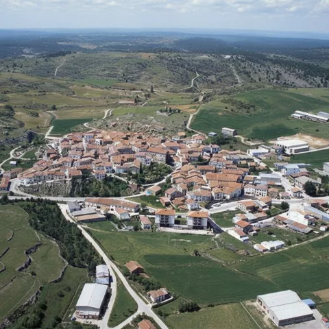 Vista aérea del pueblo y su entorno rural