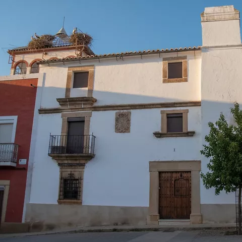 Casa tradicional con escudo heráldico en fachada