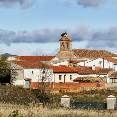 Casas rurales con tejados rojizos y fondo montañoso
