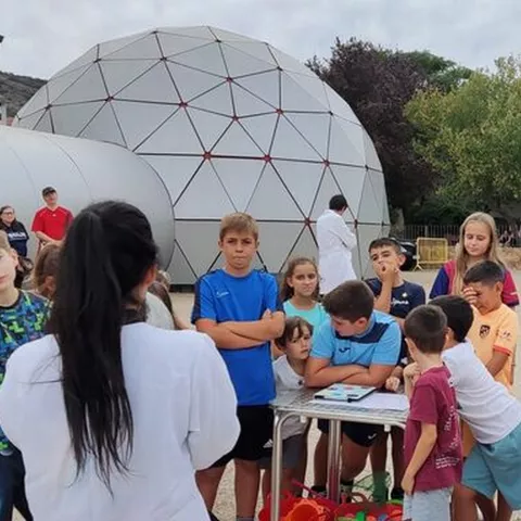 Grupo infantil en actividad educativa al aire libre