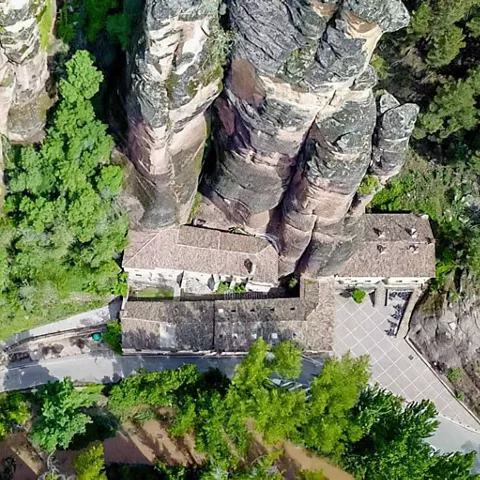 Complejo arquitectónico encajado entre grandes bloques rocosos.