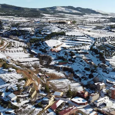 Paisaje rural cubierto de nieve visto desde el aire.
