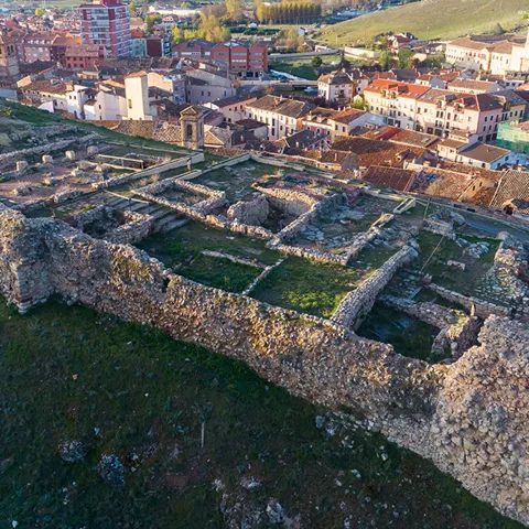 Yacimiento histórico con vistas al casco urbano.