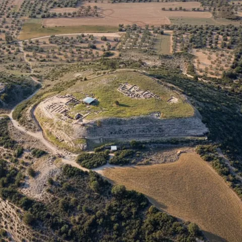 Panorama aéreo de colina con restos arqueológicos