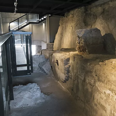 Interior excavado en roca con restos de muros antiguos