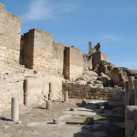 Estructuras de piedra y columnas entre restos arqueológicos