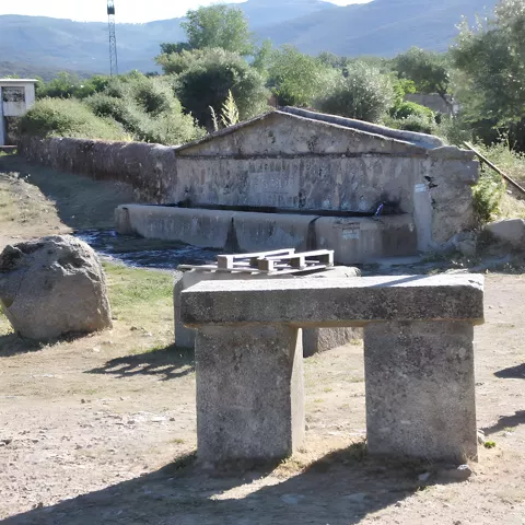 Lavadero de piedra con pilón y mesa de granito